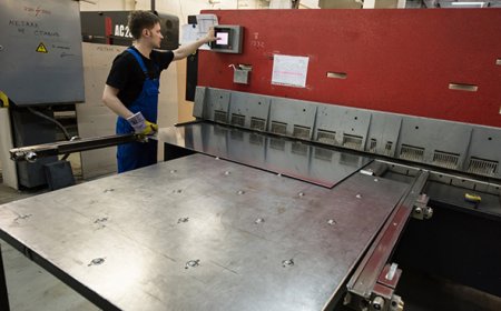 How Custom Conveyor Manufacturers Save You from Costly Mistakes?
